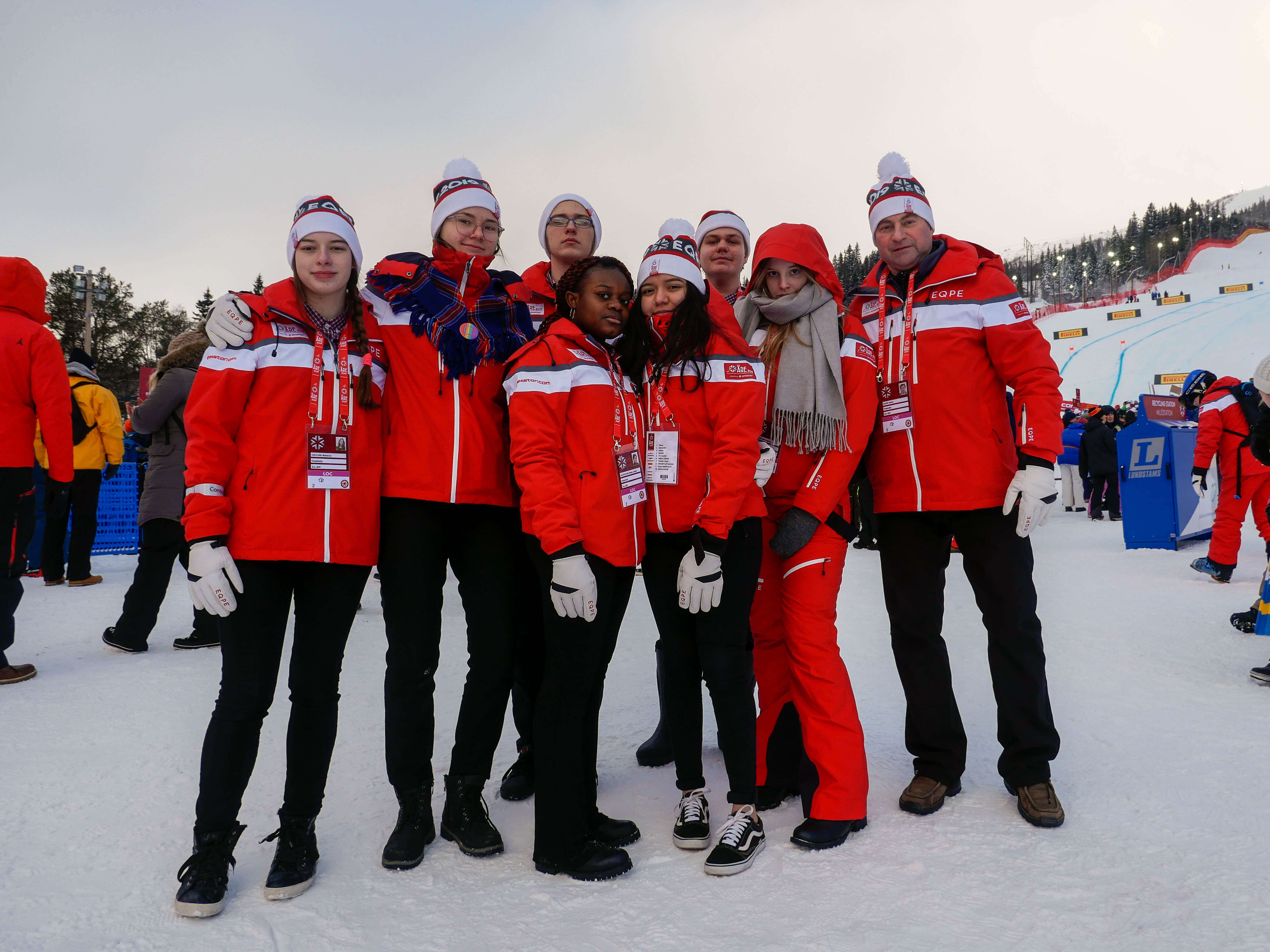 elever och lärare under skid-VM i Åre